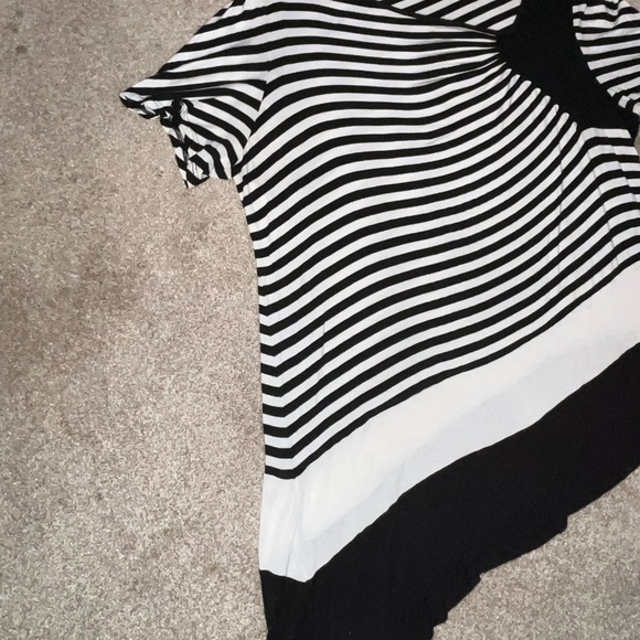 Dressbarn Asymmetrical Black and White Short Sleeve Tee - Picture 2 of 6
